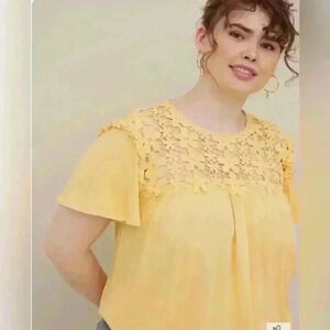 Torrid Crinkle Gauze Daisy Crochet Trim Top Size 2